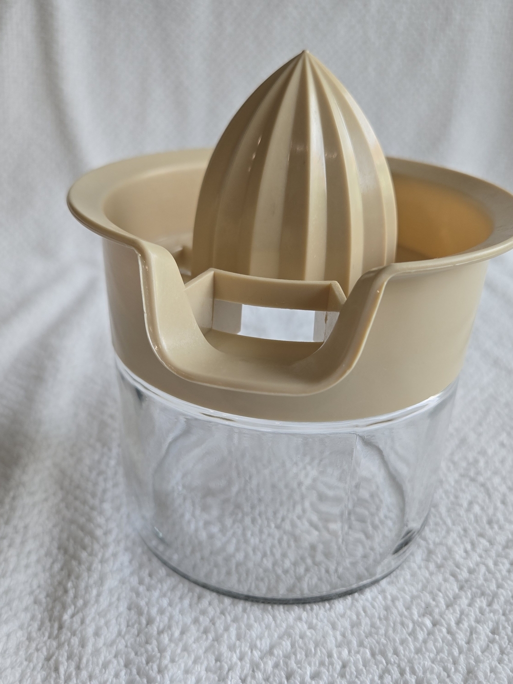 Gemco Manual Citrus Juicer with Glass Juice Container
